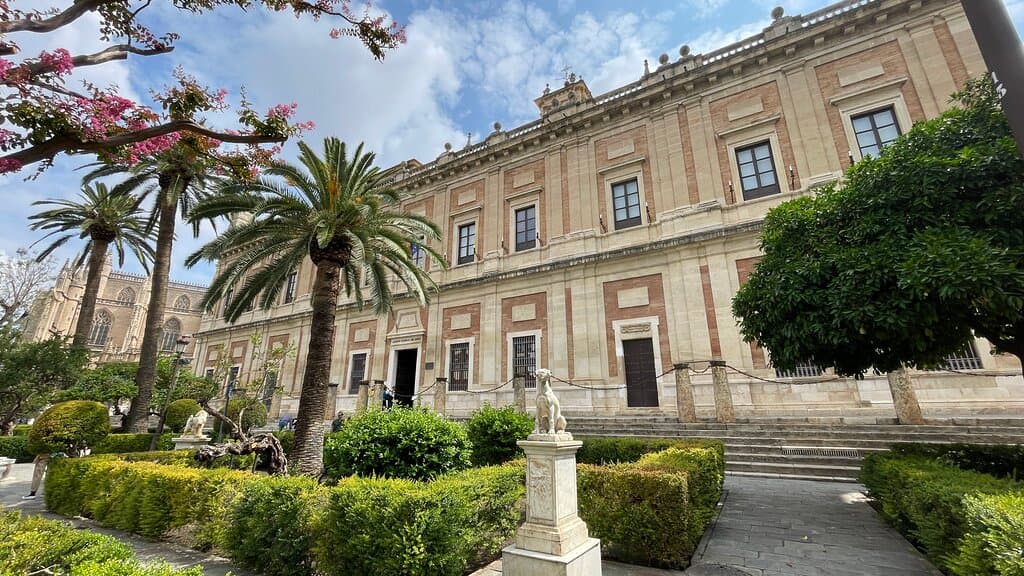 Archivo General de Indias - fica próximo á Catedral de Sevilha e Alcazár e é uma visita interessante.