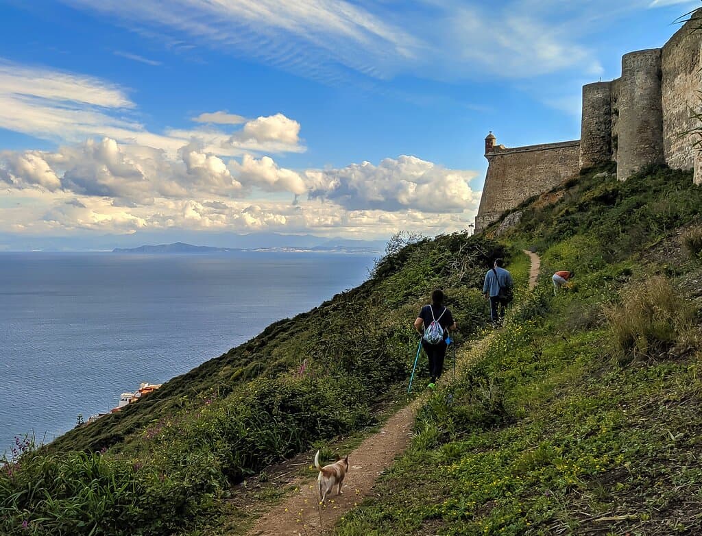 Fortaleza del Hacho. Al fondo el Baluarte de Fuente Cubierta.