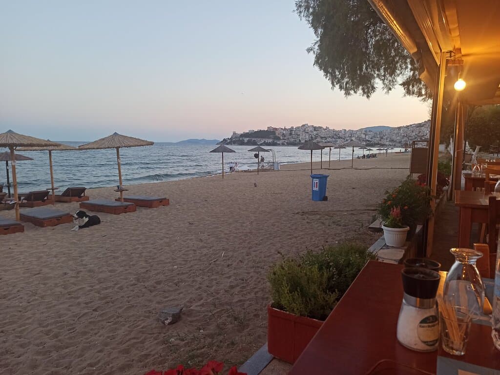 Παραλία Περιγιάλι στα ανατολικά τής Καβάλας. 