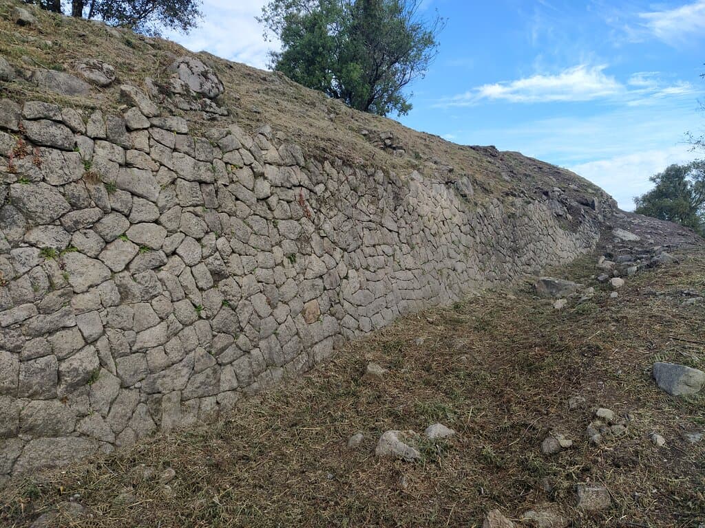 Primeira muralha do Castro de Sabroso