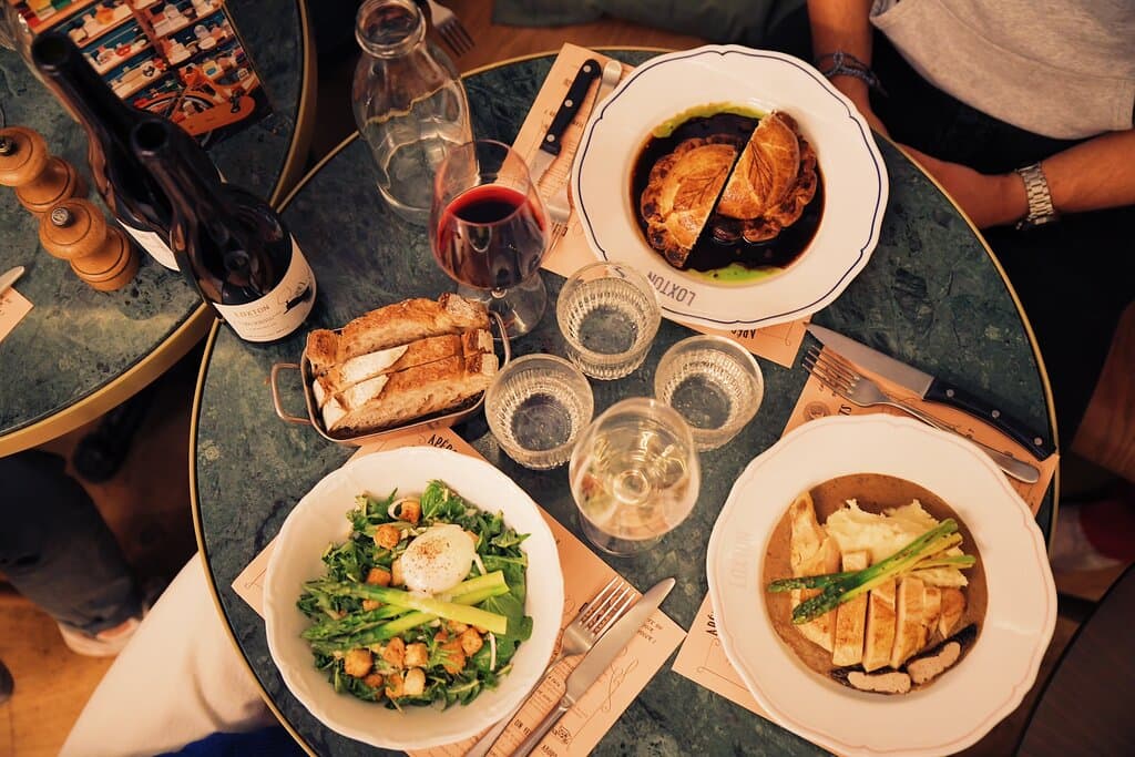 Brasserie française 100% maison, cocktails incroyables et sélection de quilles chinées! Bienvenue au Loxton!