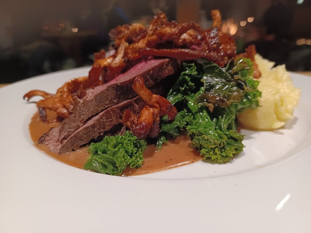 Reinsdyrfilet med stekte kantareller, grønnkål og pommes Anna, med viltsaus.