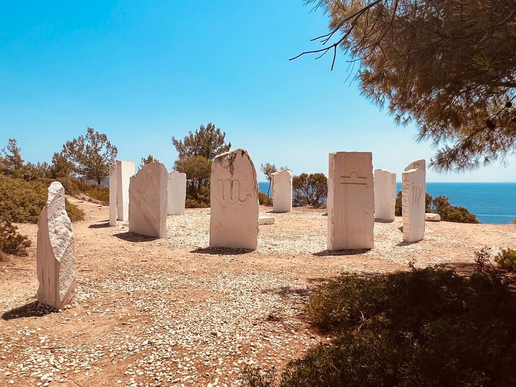 ZVEROKRUH Nájdi svoje znamenie. Stupni na skalu v strede a niečo si želaj