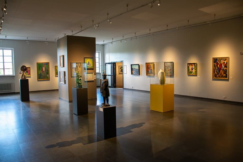 Tavlor och skulpturer