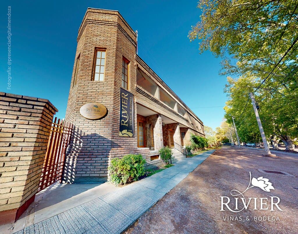 Bodega Rivier. Edificio con estacionamiento. Ingreso al Centro de Visitas.