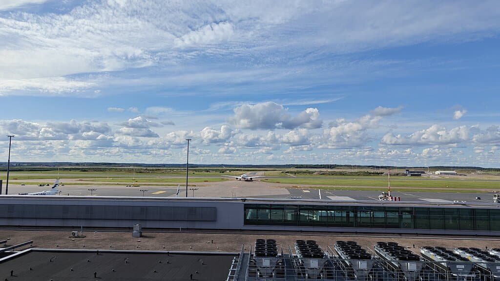 The terrace commands a nice and wide view of the runways on the western side of the airport.