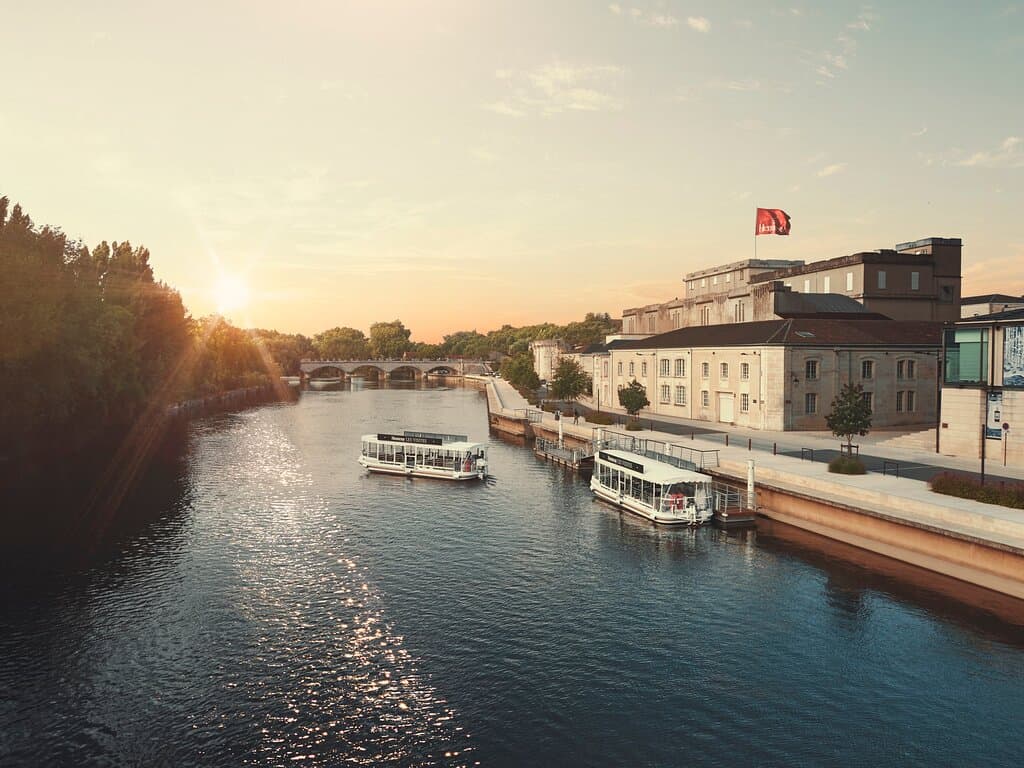 Commencez votre visite Hennessy à Cognac avec une traversée de la Charente en bateau