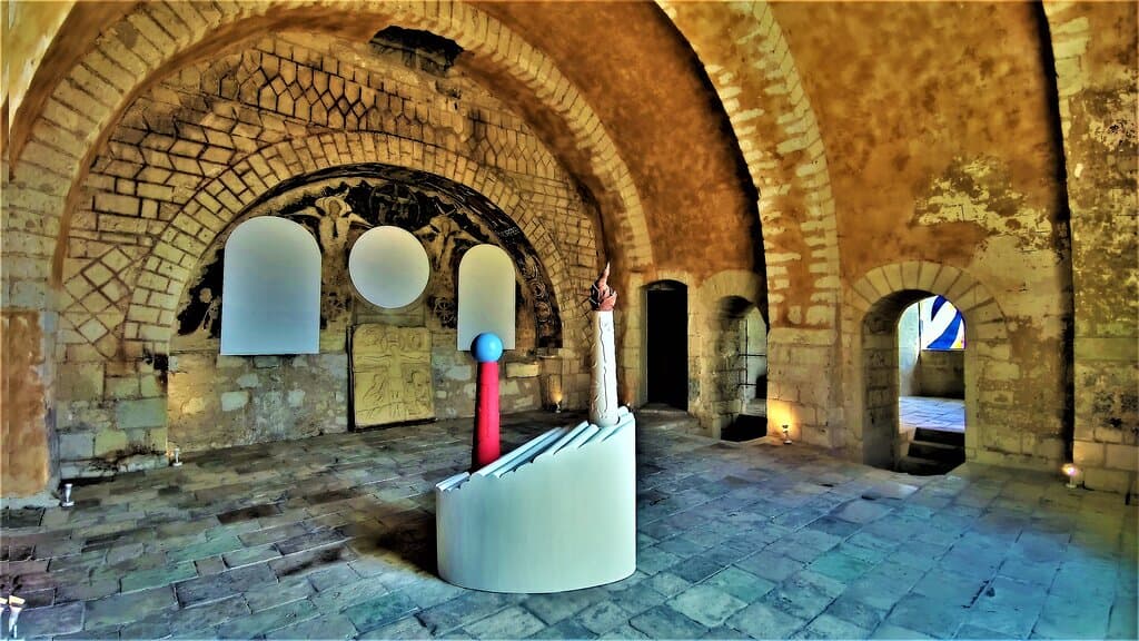 Visite gratuite frustrante, les parties les plus intéressantes sont inaccessibles. La nef (salle de spectacle) est interdite à la visite, cette visite gratuite permet de découvrir quelques pièces, aux rez-de-chaussée et à l'étage. Le narthex dans lequel on entre est remarquable dans sa conservation.