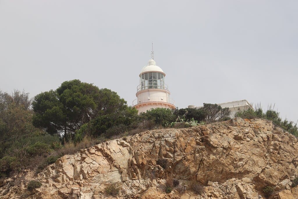 Imagen del faro de Punta Almina desde el mirador de Punta Almina