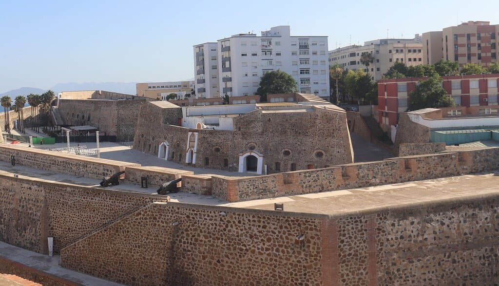  Vista general del Revellin visto desde el Baluart de la Bandera