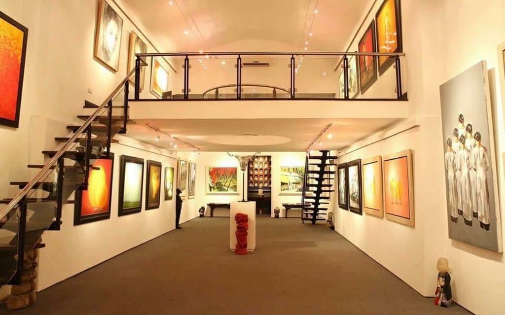 Explore the Old Quarter's Art Galleries