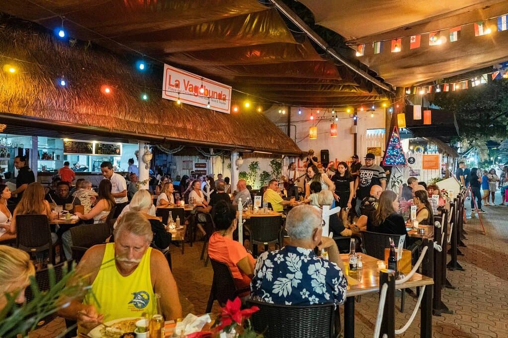 Saborea la #BuenaVida en La Vagabunda. La atención y el ambiente crean un escenario perfecto para explorar nuestros sabores excepcionales. Te invitamos a disfrutar de cada instante. 🍽️