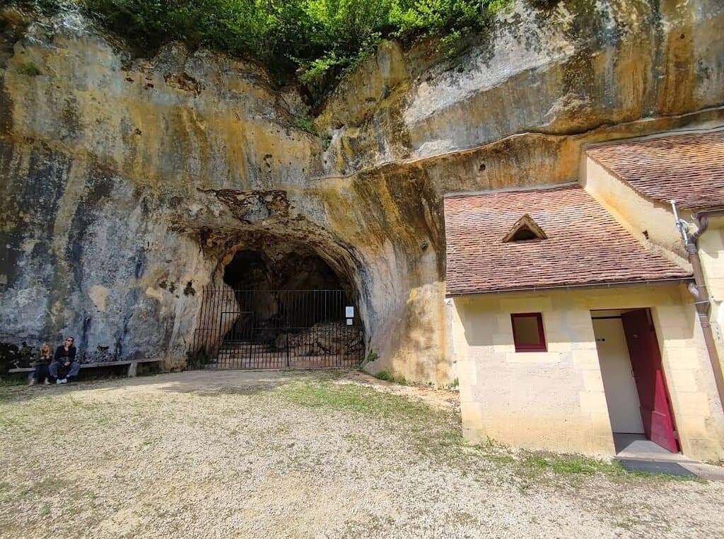 Entrée de la grotte des Combarelles