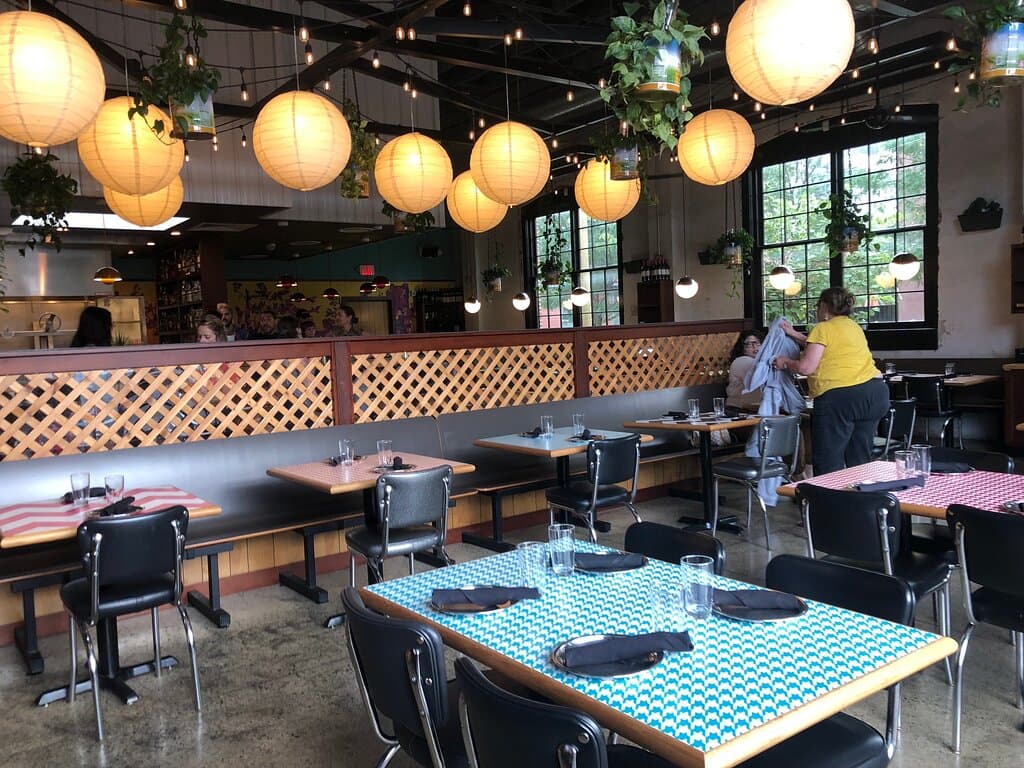 Meses, cauliflower, sausages, and dessert