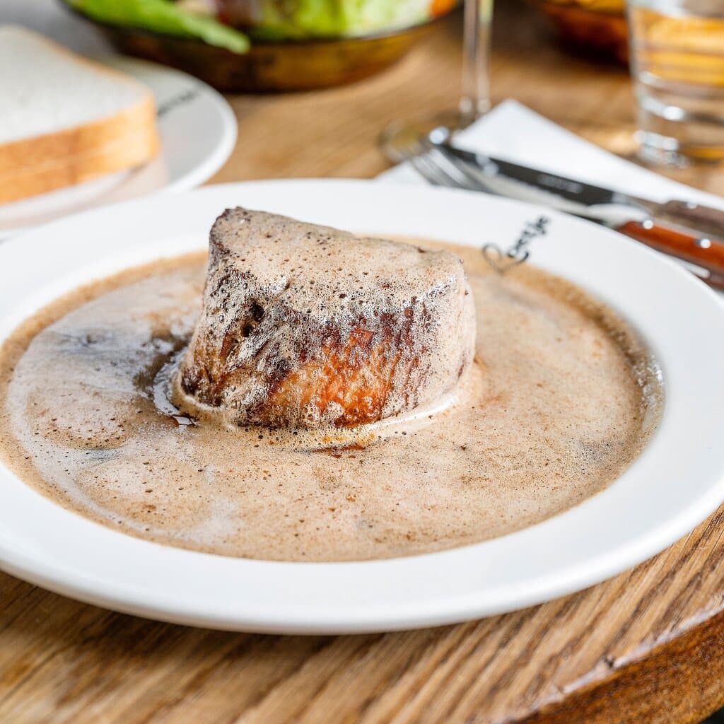 Zeg je Loetje, dan zeg je de lekkerste biefstuk. Op no-nonsense wijze geserveerd in échte Loetje jus. Met witbrood, een royaal portie friet en salade. Naast deze klassiekers hebben we bij Loetje nog veel meer lekkers op de kaart. Lunch, vis, vegetarisch en zeker ook toetjes. Er is niks zo lekker als Loetje.
