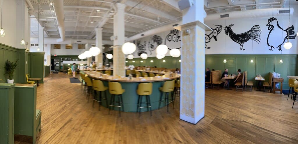 Also comfortable counter dining is possible.