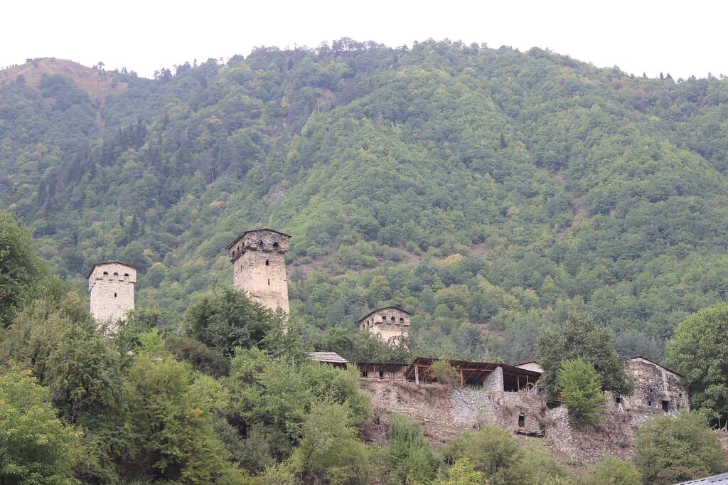 Сванский дом-музей Маргиани. Вид из под горы.