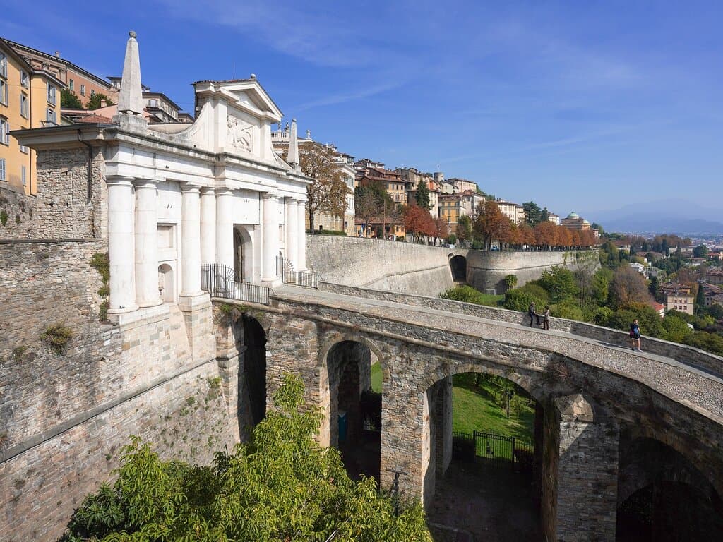 โดยบริเวณส่วนบนกำแพงจะมีสถานที่เที่ยวสำคัญได้แก่ ย่านจัตุรัสเก่า เปียสซ่า เว็คเคียร์" (Piazza Vecchia ,old square) ซึ่งเป็นย่านใจกลางเมืองเก่าที่แวดล้อมไปด้วยเหล่าอาคารที่แสดงออกถึงการผสมผสานระหว่างสภาปัตยกรรมของยุคกลางและเรเนสซอง ที่เมืองนี้มีประชากรอาศัยอยู่ประมาณ 120,000 เมืองนี้เป็นเมืองที่ใหญ่เป็นอันดับสี่ในภูมิภาคครับ