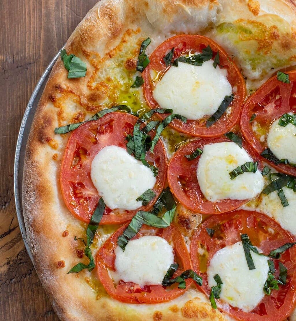 Delicious pizza, wine and more! 