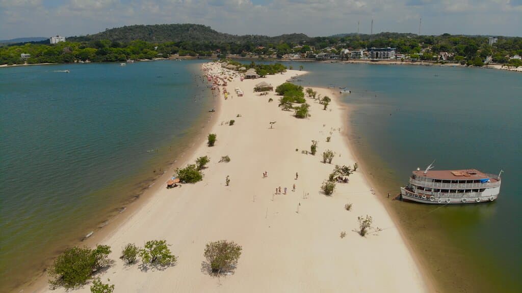 Espetáculo de lugar!!! Muito bonito, barracas para atendimento, uma travessia top na Catraia e um sol de lascar!!!! O visual é realmente maravilhoso, principalmente com o Por do Sol. Recomento demais conhecer a Praia Ilha do Amor.