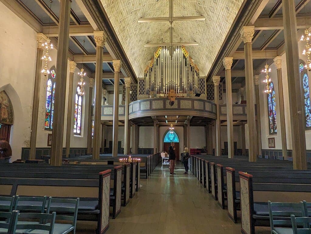 Kirke fra 1858. Vestfolds tredje høyeste bygning. Har 550 sitteplasser.