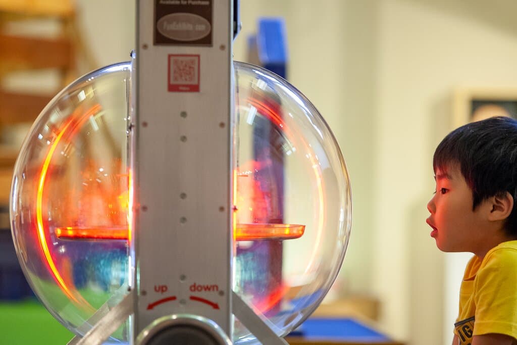 MAGNETOSCOPE – Turn the handles. Move the magnets. What happens?