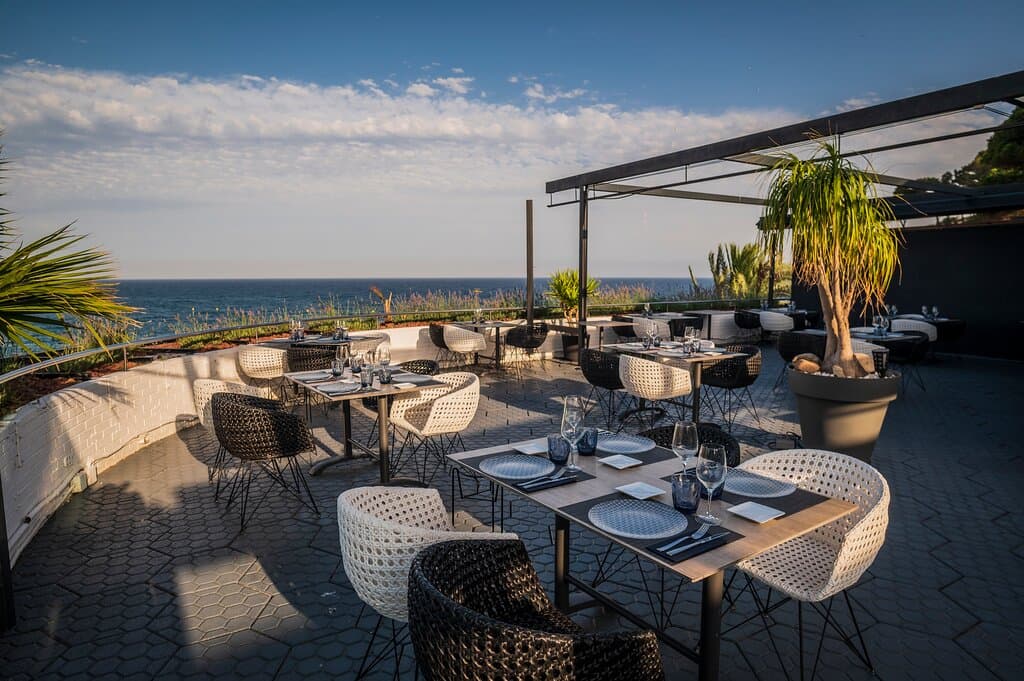 La ubicació privilegiada d'Atics Restaurant et permet gaudir de les millors vistes sobre el mediterrani des de l'espai terrassa