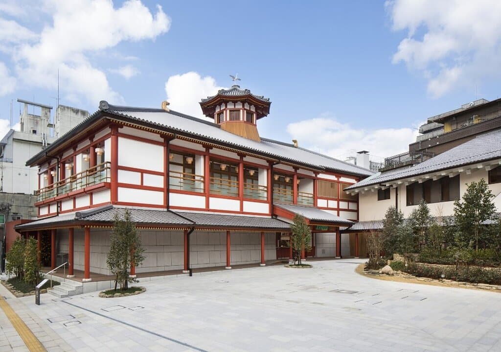 中庭の煌びやかな佇まいは、栄華の飛鳥時代を彷彿とさせる