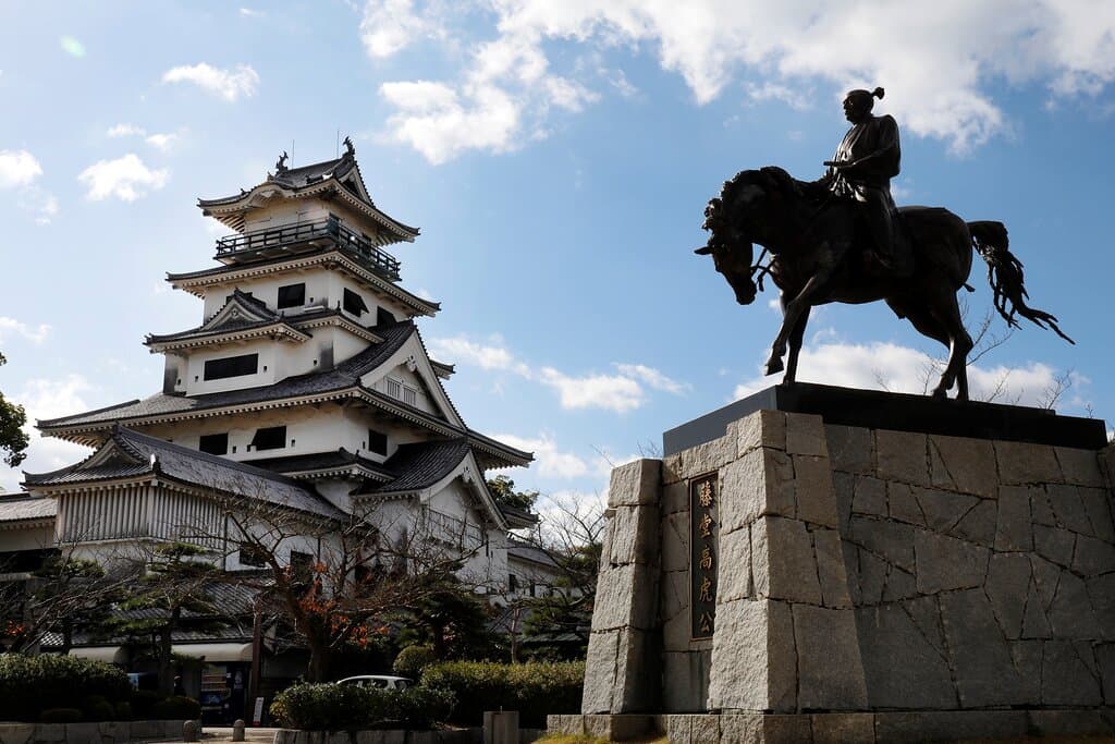 日本三大水城に数えられ、日本100名城にも選定された今治城。模擬天守の前には、今治城を築いた藤堂高虎の銅像が立っています