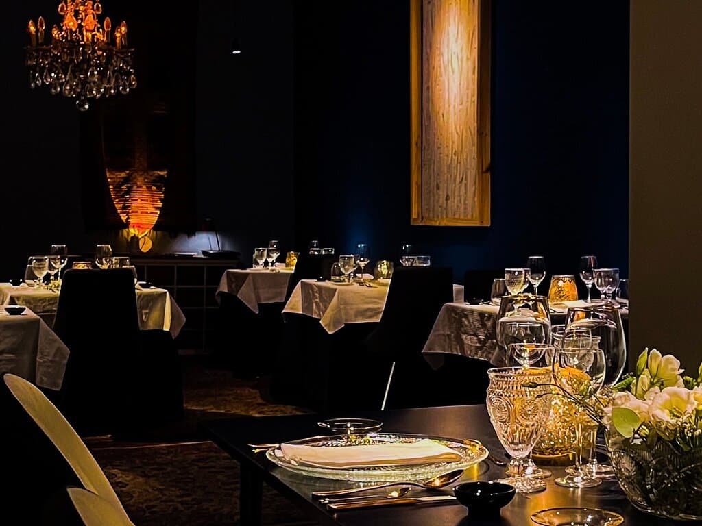 Desde el momento en el que el comensal decide reservar, trabajamos para que sienta una atmosfera de calidez y amabilidad. La hospitalidad no es solo un servicio, es una filosofia que impregna cada aspecto de nuestro restaurante.