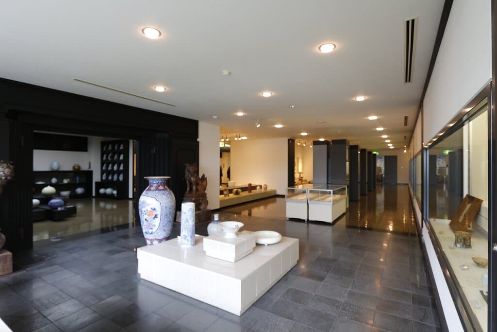 1階展示室では、時代の特色を現わし、技術等の優れた作品で、陶器時代の作品や華やかな錦絵を描いた砥部焼の名品等を展示しています