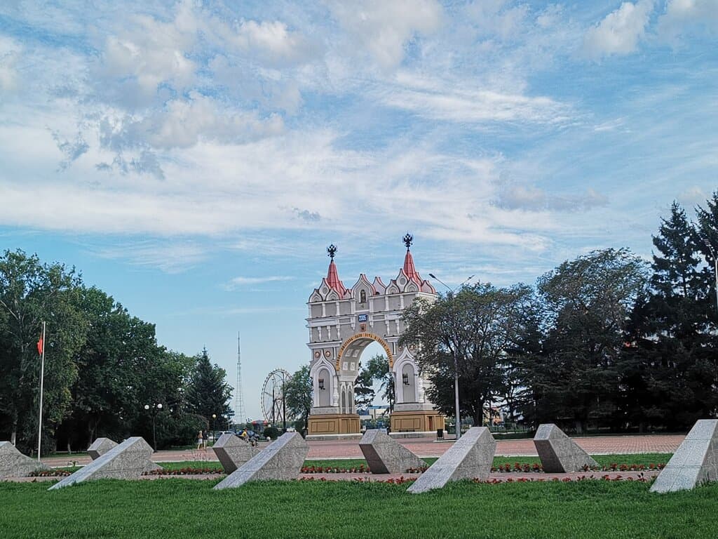 Вычурная триумфальная арка тоже по стилю не соответствует ансамблю площади.