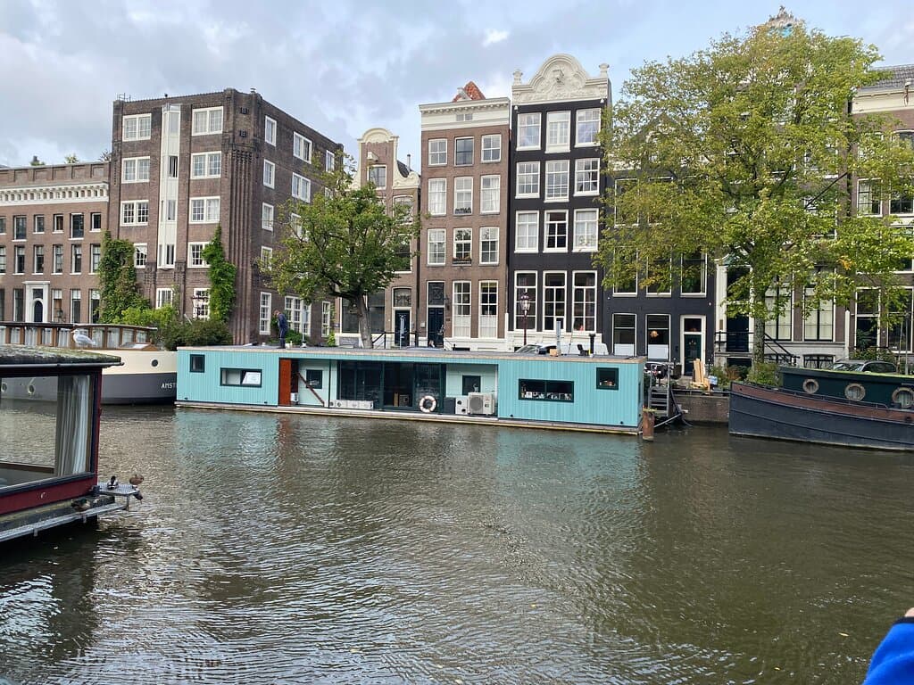 Visit Poezenboot (Cat Boat)
