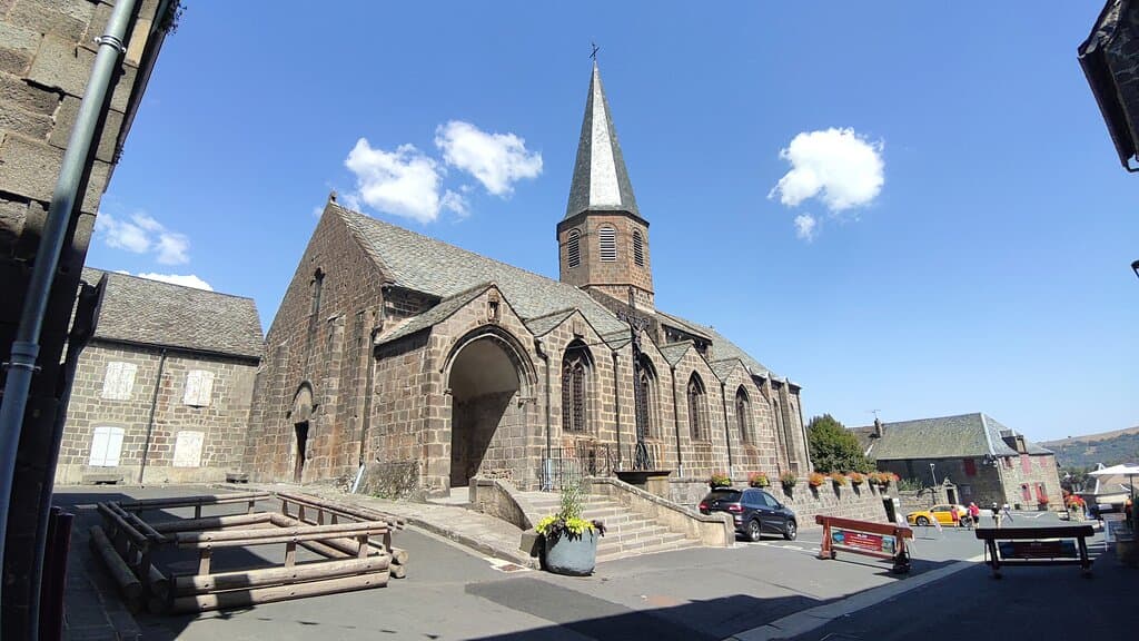 Église du 12è au cœur de cette cité médiévale, cette visite m'a enchanté. Malgré de nombreuses transformations, il émane de cette église  une authenticité propre à ces monuments construits en pierres volcaniques.
