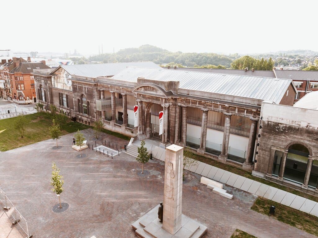 Façade du BPS22 en septembre 2023