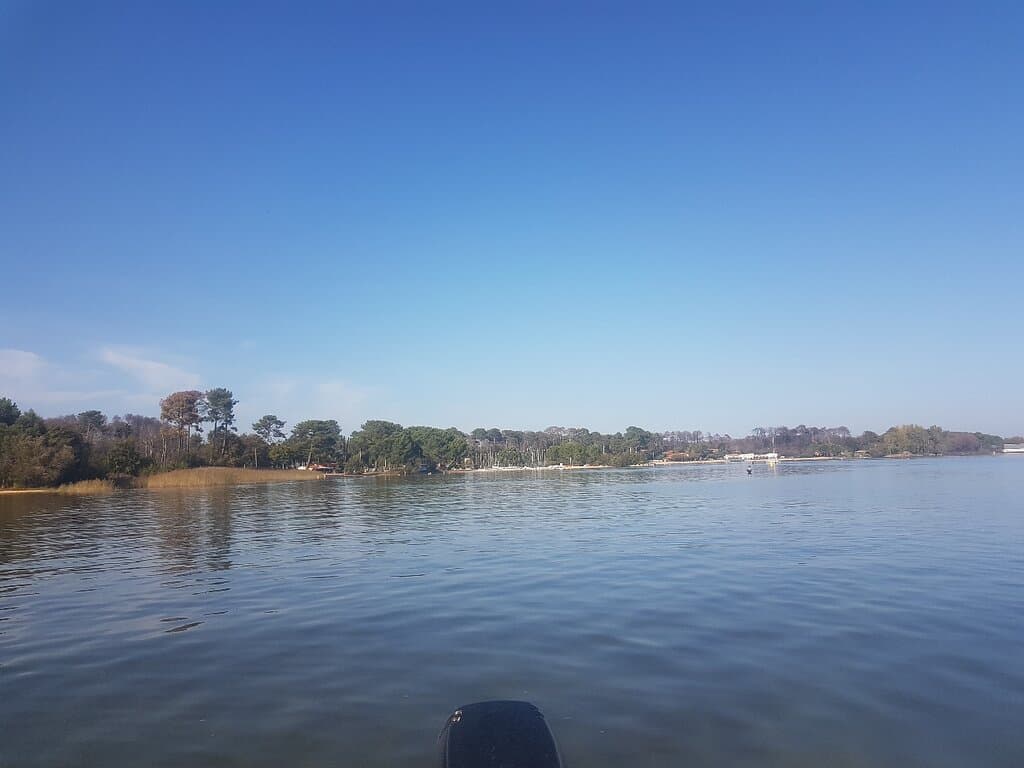 Le lac côté Gironde, port de plaisance et plage de Cazaux.