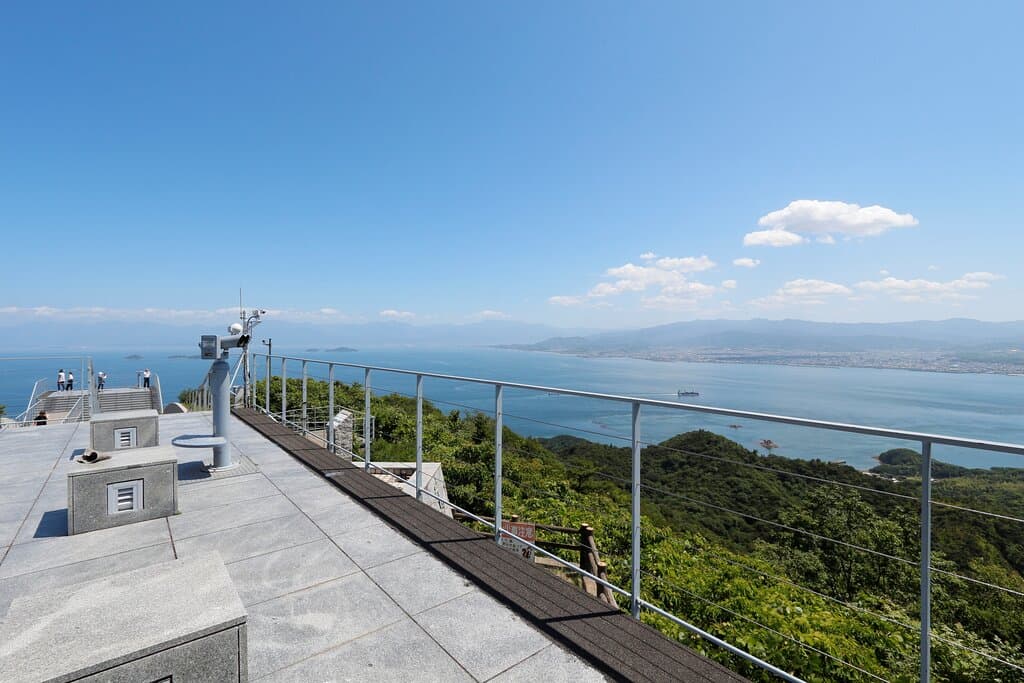 周囲をぐるりと見渡すことのできるパノラマ展望台。しまなみ海道随一のビュースポットとして人気を呼んでいます