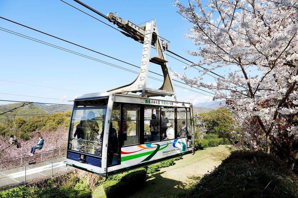 ロープウェイやリフトを利用すれば8合目まで運んでくれるので、小さな子供連れの家族や高齢者の方にも安全で便利。ロープウェイ・リフトのどちらからを選んで乗ることができます