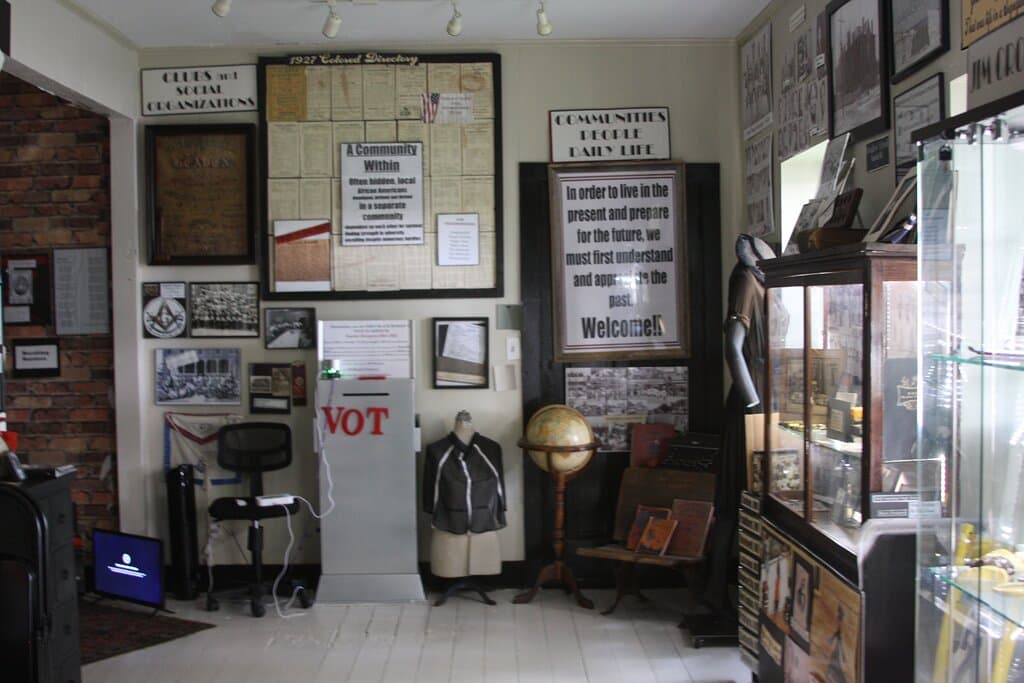 It's a small building.  This is one side.