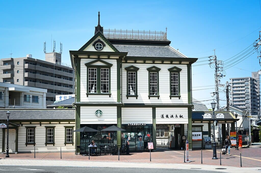 明治時代に建設された旧駅舎の一部建材を再利用し、見た目も忠実に再現されています。