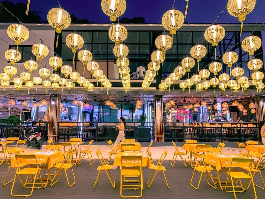 Welcome to the enchanting world of the Night Market! 🌙✨ As the sun sets, our market comes alive with a tapestry of lights🎐, delicious aromas, and the promise of exciting discoveries. Get ready to immerse yourself in a kaleidoscope of flavors🥙, crafts, and culture. Let the night be your guide as you explore the hidden treasures of the evening. Enjoy the magic of the Night Market at The Chino Yard Market.🏖