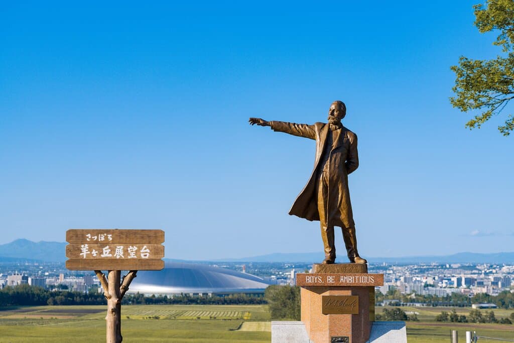 ・「Boys, be ambitious」の言葉で有名なクラーク博士像との記念撮影は大変人気