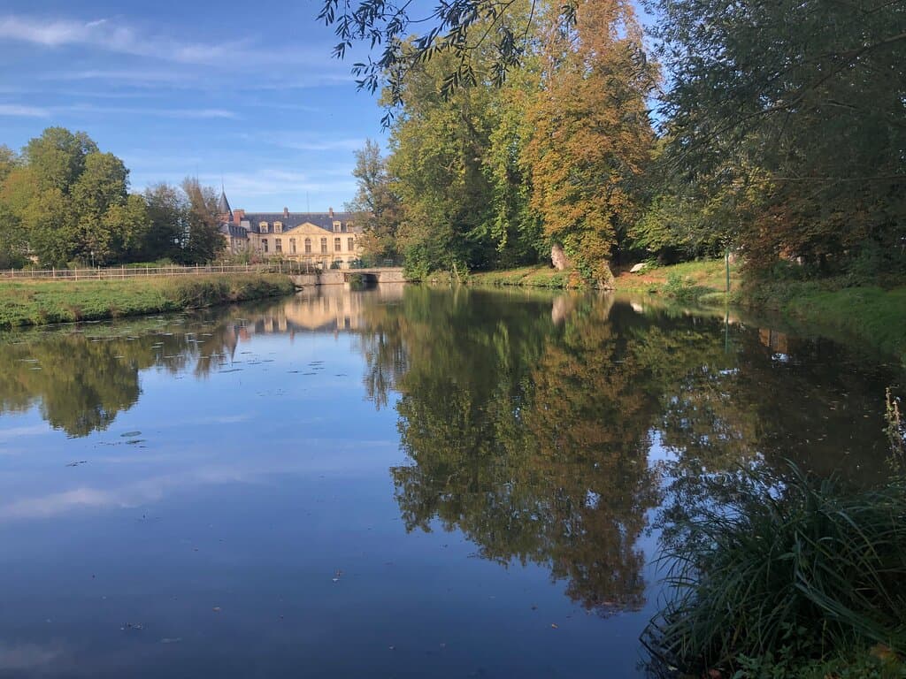 Au-delà du parc, le château d'Ermenonville