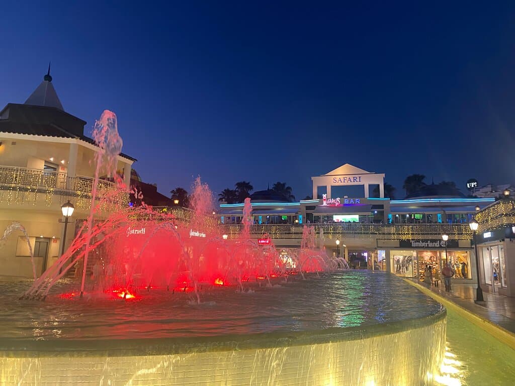 Safari Shopping Center
3 daily music and light shows at Las Américas Fountain
Winter time 8pm/9pm/10pm
Summer time 9pm/10pm/11pm