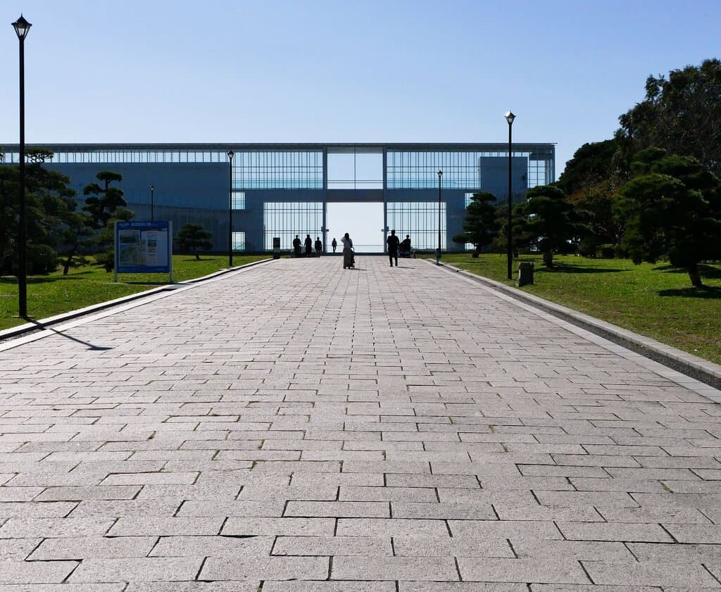 公園内の中央通りから見える