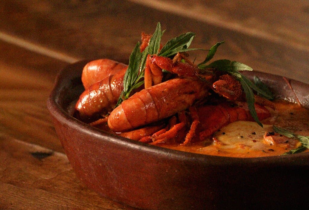 Exquisitez de nuestros valles Arequipeños "Cauche de Camarones"  Un regalo para los paladares del mundo, la deliciosa fusión de nuestros Camarones en ají panka, leche, huacatay, cebollas y papas nativas coronadas por sabroso queso arequipeño, no esperes más y ven a nuestras mesas, están servidas.
