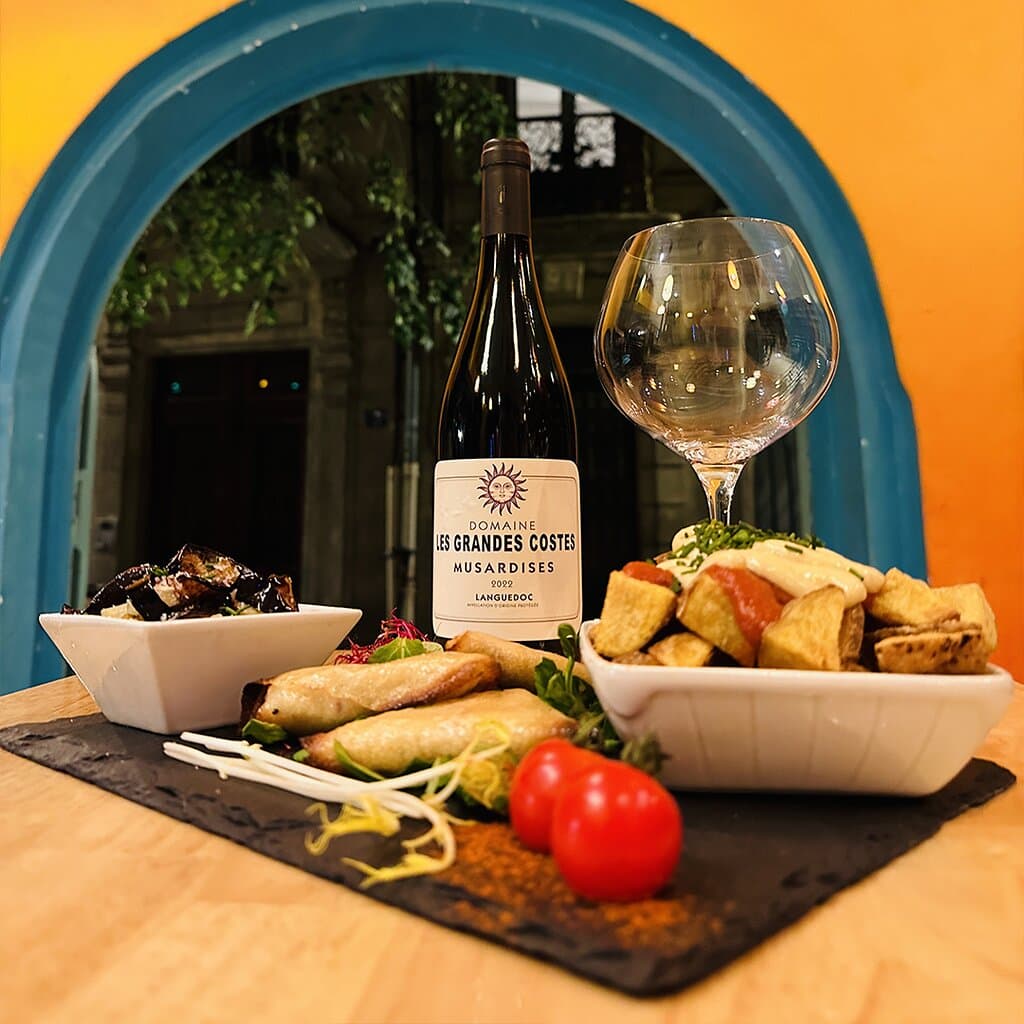 Découvrez l'authenticité espagnole à Montpellier à la Casita del Barrio : délicieux tapas, ambiance chaleureuse et cocktails exquis !