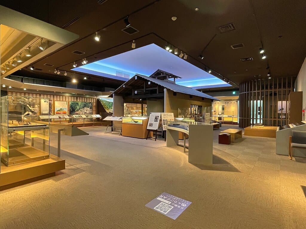 ■有料展示室
展示テーマは石見銀山が世界遺産に登録された「3つの価値」と、1996（平成8）年から進めてきた「石見銀山遺跡総合調査の成果」という、計4つのテーマから構成されています。

［第２展示室 石見銀山の歴史と鉱山技術］
石見銀山は、採掘から製錬の技術、支配、信仰、生活、銀の流通に至るまでの銀生産の総体を遺構として残すという、世界遺産としての「独特かつ稀な証拠」を示しています。
これを １．歴史　２．くらしと技術 という2つのサブテーマで解説しています。

１．石見銀山の歴史
16世紀の神屋寿禎による「銀山発見」から、大森の町の形成まで、映像や資料写真、復元品等で解説しています。

２．石見銀山のくらしと技術
発掘調査の成果を中心に鉱山のくらしと技術を解説しています。 また、期間限定で「国重要文化財・辻が花染丁子文道服の再現品」の公開を実施しています。