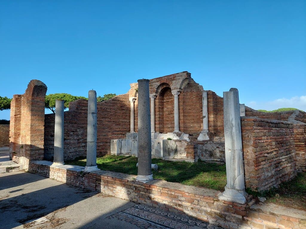 I resti del giardino interno con ninfeo