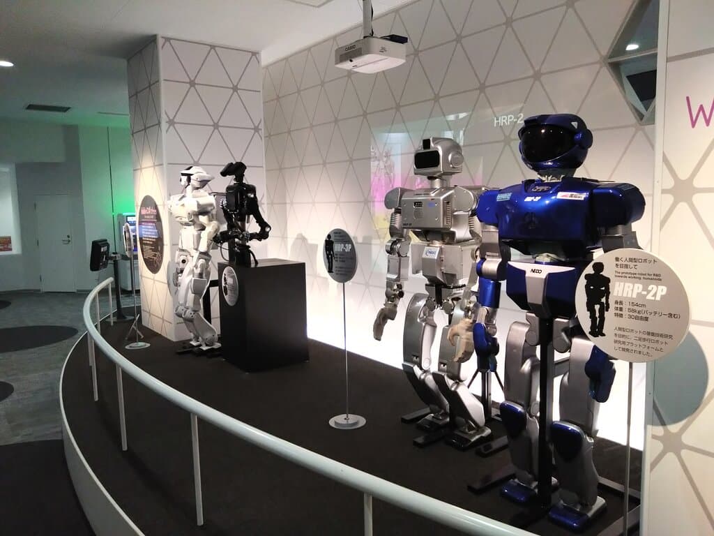 ロボットが展示されています。すごいです